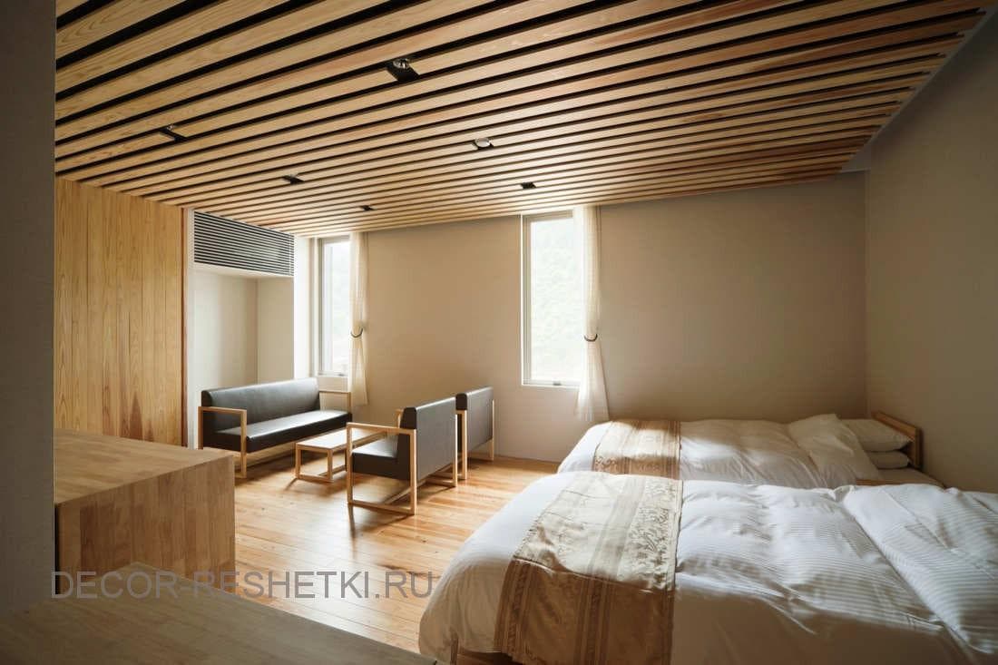 Деревянный реечный потолок в квартире — фото №1