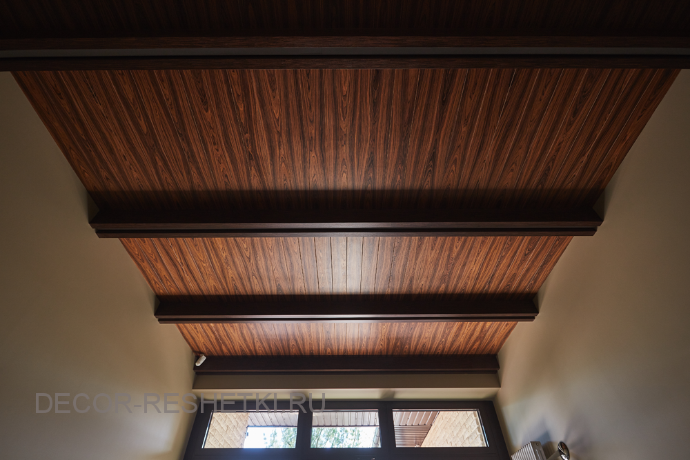 Пример работы деревянного потолка — фото «Decor-reshetki Деревянные Потолки с Балками Новогорск #01» на странице 1