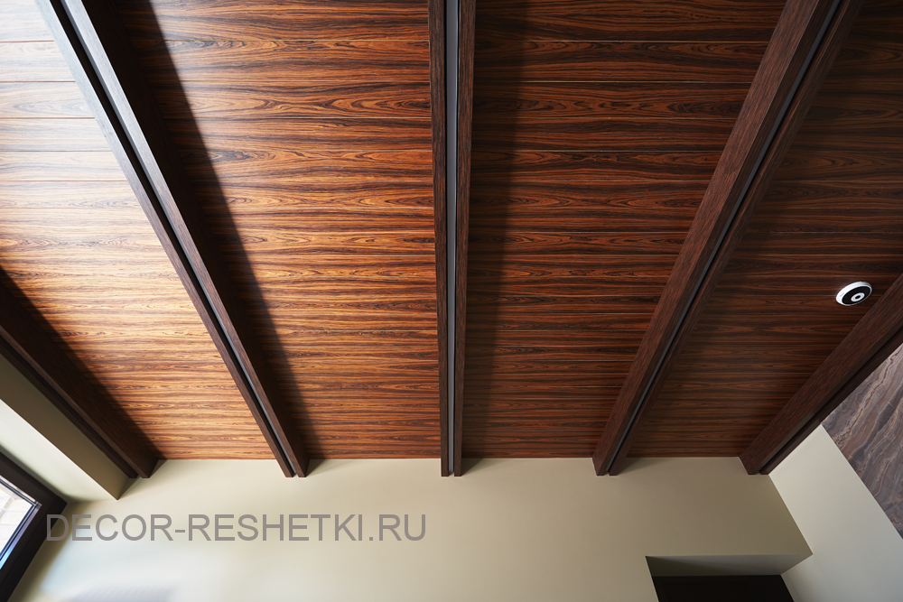 Пример работы деревянного потолка — фото «Decor-reshetki Деревянные Потолки с Балками Новогорск #03» на странице 1